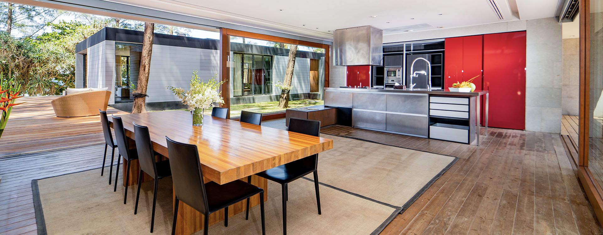 Grand Villa Noi - Kitchen and dining area setting